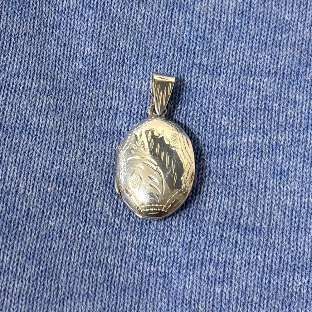 Stunning Engraved Locket (Lg, Silver) - Picture 2 of 4